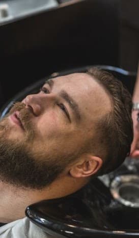 Barbeiro finalizando o atendimento na Elyte Barbearia